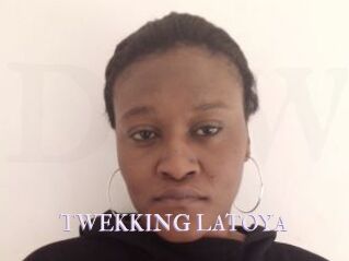 TWEKKING_LATOYA